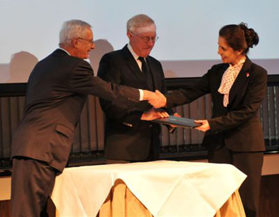 بحرينية أول امرأة في العالم تكرّمها قـمة لـندن للإدارة الإســـتراتيجــية (2011)
